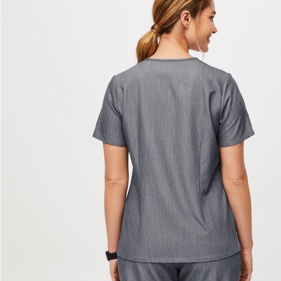 🩺Figs Catarina One-Pocket Scrub Top in Graphite🩺 NWOT - Picture 3 of 15